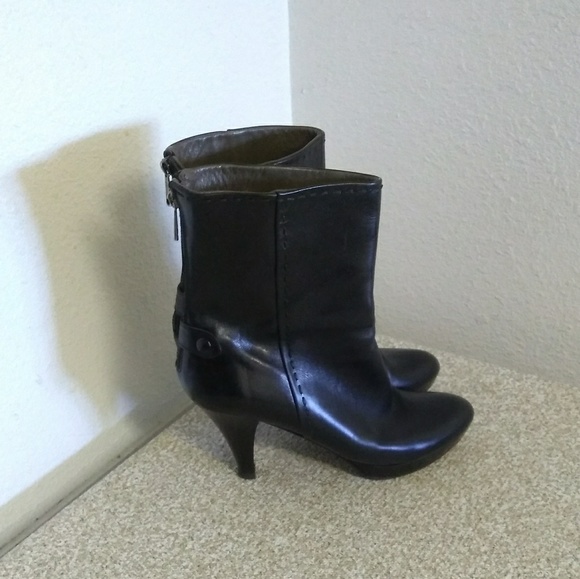 Gryson Black Leather Ankle Boots. - Picture 3 of 7